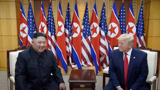 Tổng thống Mỹ Donald Trump gặp gỡ nhà lãnh đạo Triều Tiên Kim Jong-un tại khu phi quân sự ngăn cách hai miền Triều Tiên, ở Panmunjom, Hàn Quốc, ngày 30/6/2019. Ảnh: Reuters.