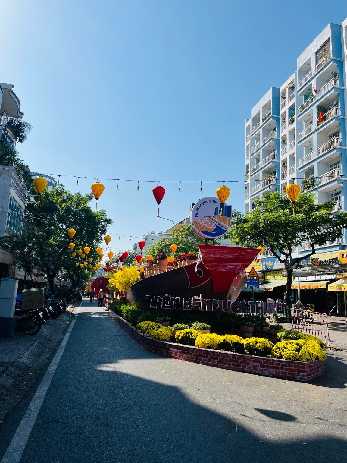 Hình cổng “Trên bến dưới thuyền 2026” với đèn lồng treo dọc tuyến đường đang dần hoàn thiện. Ảnh: Diệu Huyền