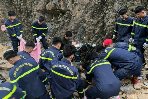 Lực lượng chức năng đang cứu nạn tại hiện trường. Ảnh: Công an Phú Thọ.
