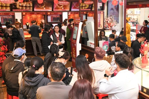 Nhiều khách hàng tranh thủ đi mua vàng, bạc sớm trước ngày vía Thần Tài. Ảnh: BTMC.