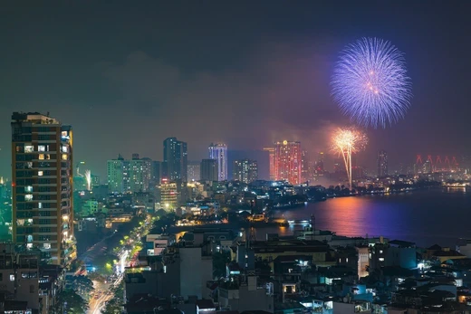 Khoảnh khắc pháo hoa rực sáng chào năm mới 2026