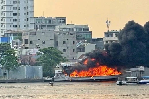 Khoảnh khắc tàu du lịch bốc cháy trên sông Sài Gòn