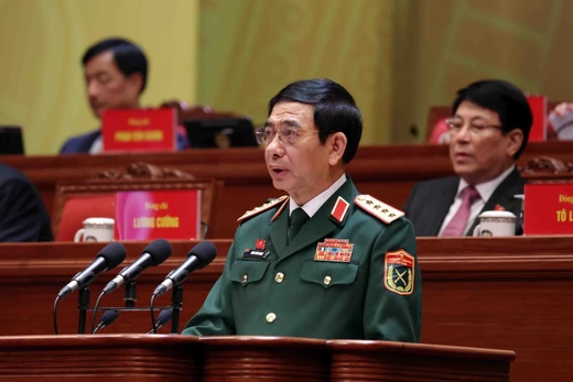 Đại tướng Phan Văn Giang, Bộ trưởng Bộ Quốc phòng, tham luận về vấn đề “Xây dựng Quân đội nhân dân cách mạng, chính quy, tinh nhuệ, hiện đại, làm nòng cốt xây dựng nền quốc phòng vững mạnh, hiện đại, gắn với nền an ninh nhân dân và thế trận lòng dân vững chắc”. Ảnh: TTXVN.