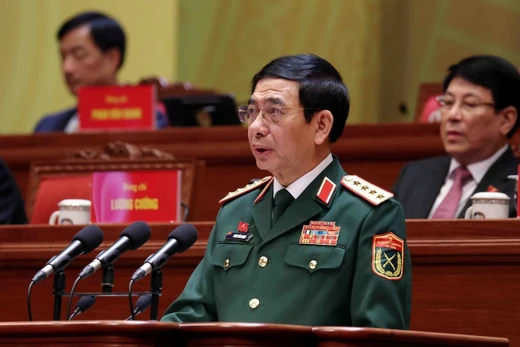 Đại tướng Phan Văn Giang, Bộ trưởng Bộ Quốc phòng, tham luận về vấn đề “Xây dựng Quân đội nhân dân cách mạng, chính quy, tinh nhuệ, hiện đại, làm nòng cốt xây dựng nền quốc phòng vững mạnh, hiện đại, gắn với nền an ninh nhân dân và thế trận lòng dân vững chắc”. Ảnh: TTXVN.