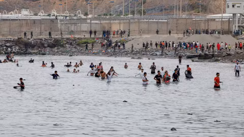 Tây Ban Nha dựng rào chắn nổi ở Ceuta sau vụ vượt biên khiến 67 người thiệt mạng