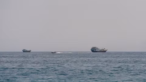 Iran cân nhắc cấm tàu của Mỹ - Israel và các nước "thù địch" khác đi qua eo biển Hormuz