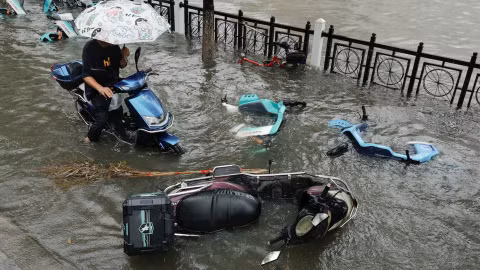 Siêu bão Dolphin đổ bộ sâu vào Trung Quốc, Bắc Kinh nâng cảnh báo mưa lớn lên mức cao