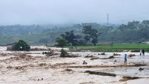 Mưa lớn phủ khắp Bắc Bộ, nguy cơ lũ quét và sạt lở đất lên mức báo động