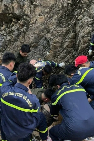 Sạt lở đất đá trên quốc lộ 6 khiến 3 người thiệt mạng