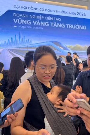 Đặc sản của Hoà Phát: Cổ đông xếp hàng dài, nô nức chụp ảnh với tỷ phú Trần Đình Long