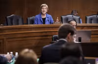 Nghị sĩ Elizabeth Warren cho rằng JPMorgan không nên được cho phép sáp nhập First Republic bởi nó đã quá lớn (Ảnh: Bloomberg)