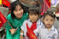 Cô Lê Thị Vân Hà cùng các bệnh nhi tại Viện Huyết học - Truyền máu Trung ương.