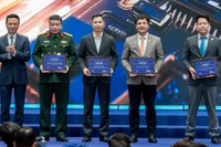 Bộ trưởng Bộ KHCN Nguyễn Mạnh Hùng trao chứng nhận Đơn vị đồng hành Hệ sinh thái Đổi mới sáng tạo Hà Nội cho các doanh nghiệp CMC, FPT, Elcom, Tecapro.