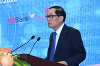 TS. Trần Văn Tùng (trái)