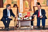 Thứ trưởng Thường trực Vũ Hải Quân làm việc với Chủ tịch NIPA Park Yunkyu.