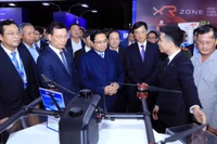 Thủ tướng Phạm Minh Chính tham quan khu trưng bày của CMC trong khuôn khổ Techfest Việt Nam 2025.