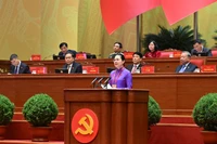 Bà Hà Thị Nga trình bày tham luận về phát huy sức mạnh đại đoàn kết toàn dân tộc - nền tảng và động lực quan trọng thực hiện thắng lợi các mục tiêu phát triển đất nước trong kỷ nguyên mới".