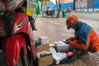 Hàng loạt doanh nghiệp chuyển phát đã thông báo áp dụng hoặc bổ sung phụ phí xăng dầu trong cước vận chuyển.