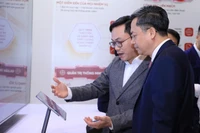 Các đại biểu thử nghiệm nền tảng điều hành tập trung tích hợp 9 phân hệ cốt lõi.