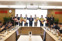 Thứ trưởng Thường trực Vũ Hải Quân, Thứ trưởng Lê Xuân Định và Thứ trưởng Hoàng Minh chụp ảnh lưu niệm với các cán bộ được nhận quyết định.