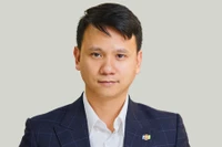 Ông Nguyễn Xuân Phong (giữa) được bổ nhiệm làm Giám đốc Công nghệ Tập đoàn FPT. Ảnh: FPT.