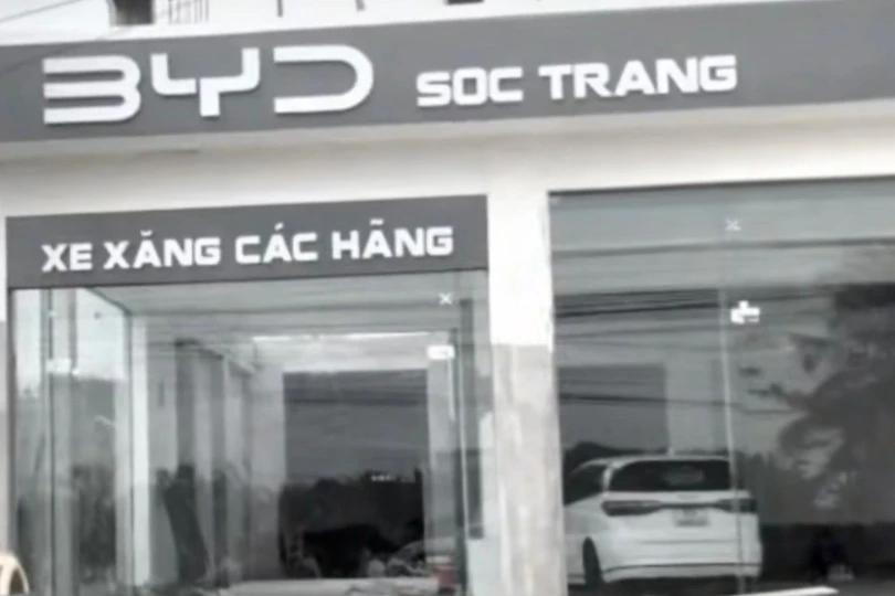 Hình ảnh showroom BYD Sóc Trăng đang trong quá trình hoàn thiện và đã có xe trưng bày bên trong. Ảnh: MXH.