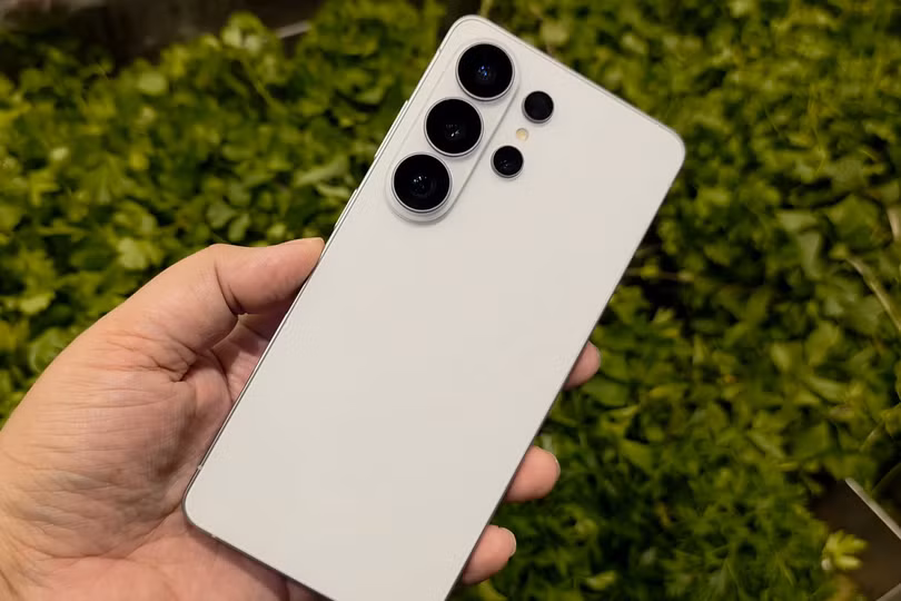 YouTuber tại Dubai mở hộp Galaxy S26 Ultra trước ngày Samsung công bố