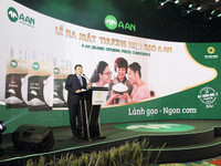 Ông Trương Sỹ Bá, chủ tịch Tân Long trong lễ ra mắt giới thiệu gạo A An, cam kết giao hàng dưới 30 phút tại Hà Nội, Đà Nẵng và TP.HCM.