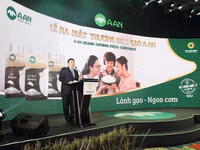 Ông Trương Sỹ Bá, chủ tịch Tân Long trong lễ ra mắt giới thiệu gạo A An, cam kết giao hàng dưới 30 phút tại Hà Nội, Đà Nẵng và TP.HCM.