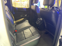 Không gian hàng ghế thứ 2 nhìn chung khá thoải mái so với phân khúc xe. Ghế da kết hợp cửa gió giúp xe thông thoáng.