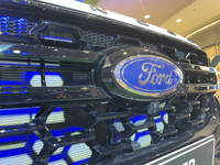 Camera 360° được gắn phía trước, sau và 2 bên gương chiếu hậu ngoài của xe cho phép bạn dễ dàng quan sát xung quanh xe, bao gồm chế độ xem 360° từ trên xuống hay 180° từ trước ra sau. Tính năng này rất hữu dụng khi bạn đi vào con đường hẹp hay lái xe trong điều kiện off-road.