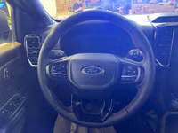 Vô lăng thiết kế bo tròn, kết hợp bọc da cao cấp khâu chỉ đỏ. Đi kèm là hàng loạt nút bấm được tích hợp 2 bên giúp người dùng dễ dàng thao các tính năng tác.