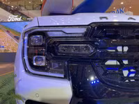 Hệ thống đèn pha LED Matrix và dải đèn trợ sáng hai bên mang lại khả năng chiếu sáng tối đa trong mọi điều kiện thời tiết.