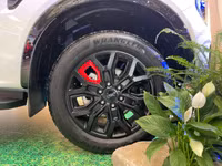 Vành thể thao ấn tượng cùng bộ vành hợp kim 20 inch đen tuyền, điểm nhấn là sự kết hợp màu đỏ và đen đặc trưng cho dáng vẻ thể thao hơn.