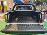 Thùng xe không gian lớn, đảm bảo việc chuyên chở được nhiều hàng hoá. Thao tác đóng mở nắp thùng được thao tác rất nhẹ nhàng.