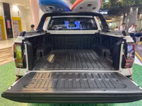 Thùng xe không gian lớn, đảm bảo việc chuyên chở được nhiều hàng hoá. Thao tác đóng mở nắp thùng được thao tác rất nhẹ nhàng.