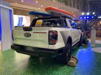 Hệ thống giá đỡ đa năng giúp chở hàng hóa trên thùng xe phía sau sẽ dễ dàng và chắc chắn hơn rất nhiều nhờ hệ thống giá nóc và thanh thể thao đa năng và di chuyển linh hoạt, phù hợp với nhiều kích cỡ chở đồ.