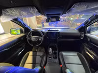 Nội thất Ranger Stormtrak mang thiết kế đặc trưng với tông màu đen kết hợp với đường chỉ đỏ tương phản, đặc biệt ghế da được thêu chữ “Stormtrak” màu đỏ cùng những công nghệ hiện đại trang bị trên xe giúp đáp ứng mọi nhu cầu của người lái.