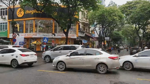 Đoàn xe nối dài hướng từ Vũ Phạm Hàm tới cầu 361