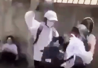 Cảnh cắt từ clip học sinh đánh bạn ở Buôn Hồ, Đăk Lăk Cảnh cắt từ clip học sinh đánh bạn ở Buôn Hồ, Đăk Lăk