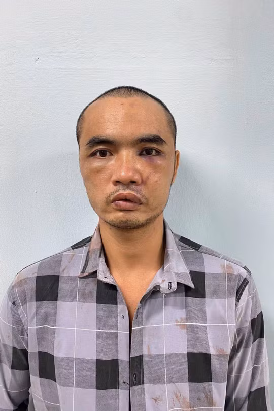 Người đàn ông mang dao đập phá nhiều ô tô trên phố