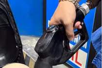 Giá xăng tăng hơn 2.000 đồng một lít