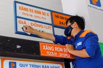 Giá xăng giảm gần 4.000 đồng/lít