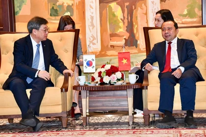 Thứ trưởng Thường trực Vũ Hải Quân làm việc với Chủ tịch NIPA Park Yunkyu.