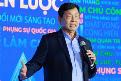 Ông Trương Gia Bình nhấn mạnh Việt Nam "không thể chỉ là một quốc gia sử dụng công nghệ, mà phải tự mình làm chủ công nghệ.