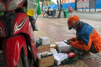 Hàng loạt doanh nghiệp chuyển phát đã thông báo áp dụng hoặc bổ sung phụ phí xăng dầu trong cước vận chuyển.