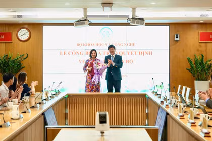 Thứ trưởng Bùi Hoàng Phương trao Quyết định và tặng hoa chúc mừng bà Nguyễn Thị Ngọc Trang.