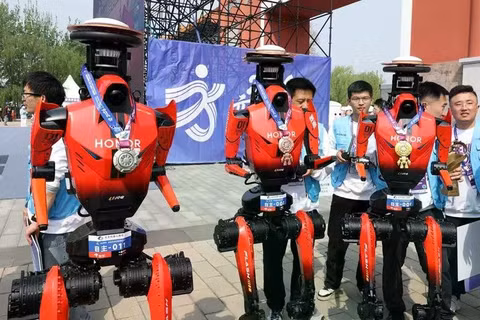 Ba robot đoạt giải, vô địch là "Tia Chớp" (trái). Ảnh: Xinhua.