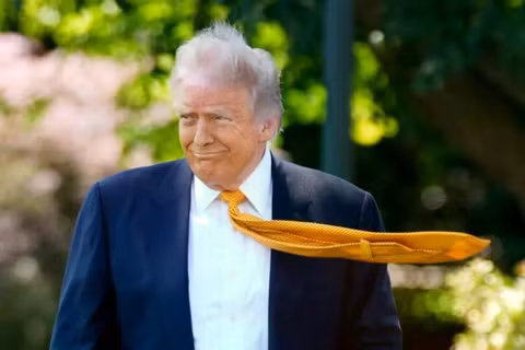 Hồ sơ tài chính của ông Trump trong quý I dấy lên nghi vấn về xung đột lợi ích và giao dịch nội gián. Ảnh: Singtao.