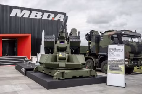 Hệ thống phòng thủ đa tầng chống UAV được Tập đoàn MBDA giới thiệu tại Triển lãm hàng không quốc tế Berlin 2026. Ảnh: LTN.